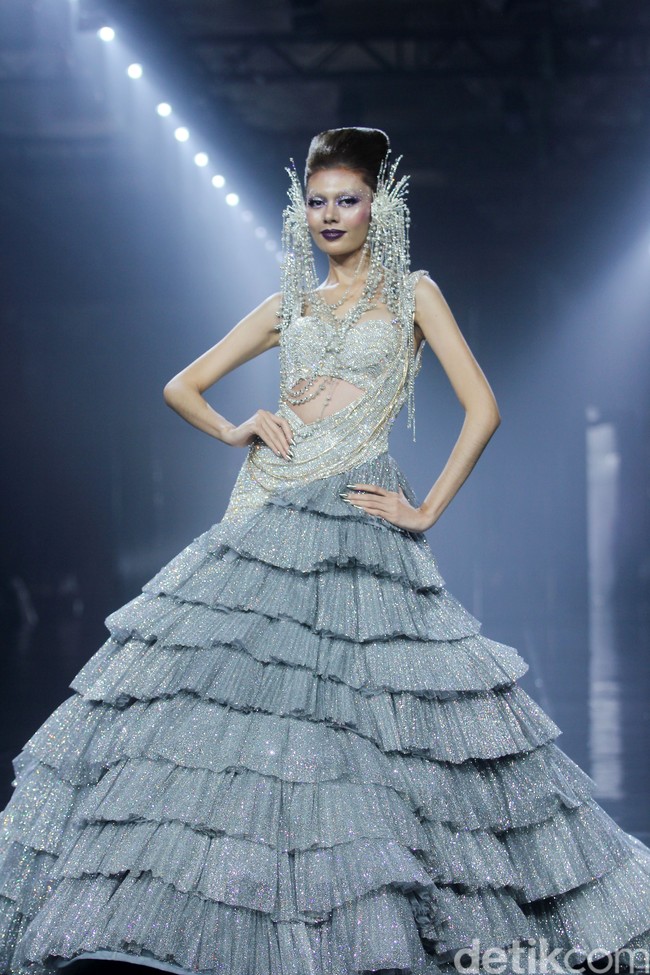 Desainer Ivan Gunawan menampilkan 50 set busana bertajuk Supernova di Ballroom Hotel Mulia, Senayan, Jakarta, Kamis [11/7/2024].  