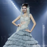Desainer Ivan Gunawan menampilkan 50 set busana bertajuk Supernova di Ballroom Hotel Mulia, Senayan, Jakarta, Kamis [11/7/2024].  