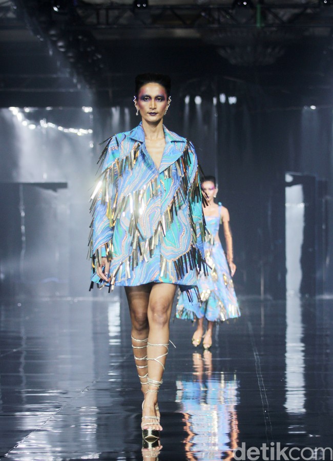 Desainer Ivan Gunawan menampilkan 50 set busana bertajuk Supernova di Ballroom Hotel Mulia, Senayan, Jakarta, Kamis [11/7/2024].  