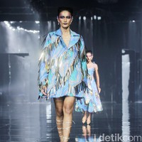 Desainer Ivan Gunawan menampilkan 50 set busana bertajuk Supernova di Ballroom Hotel Mulia, Senayan, Jakarta, Kamis [11/7/2024].  