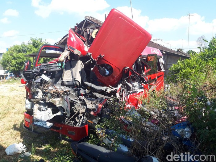 Kondisi mobil minibus Isuzu Elf diamankan di Mako Satlantas Polres Boyolali, Sabtu (13/7/2024).