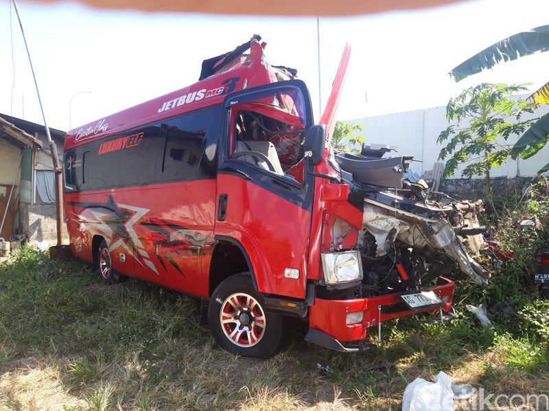 Kondisi minibus yang terlibat kecelakaan maut di tol Boyolali.