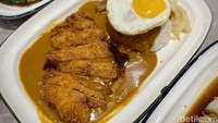 Selain mee pok, Little Red Dot juga menawarkan banyak menu ala Singapura lainnya. Ada carrot cake (Rp 35.000) hingga Hainanese Golden Curry Rice (Rp 65.000). Foto: detikcom/Riska Fitria