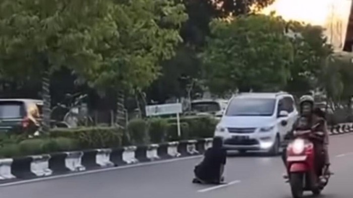Warga di Banjarmasin, Kalimantan Selatan (Kalsel) sempoyongan di jalan diduga karena mabuk kecubung.
