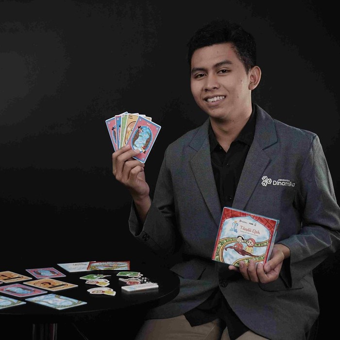 Mahasiswa STIKOM Surabaya, Muhamad Ikhwan Amrulloh, membuat permainan kartu untuk anak-anak belajar ilmu tajwid.