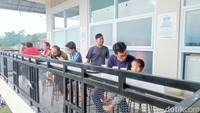 Masjid ini dikenal sebagai masjid ramah musafir. Setiap jemaah yang datang untuk beristirahat atau melepas lelah maka akan disediakan bantal dan kasur empuk. Masjid ini juga mempersilahkan para musafir yang hendak menginap. Tidak ada biaya yang dipatok untuk menginap di masjid ini. Foto: Devi Setya/detikcom