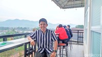 Pengurus masjid ini juga datang dari kalangan anak-anak muda yang rata-rata usianya di bawah 30 tahun. Dhias Akeyla selaku CEO Masjid Sejuta Pemuda Sukabumi menjelaskan kepada detikHikmah bahwa masjid ini baru berusia 4 bulan. Meskipun terbilang baru, masjid ini cukup terkenal. Foto: Devi Setya/detikcom