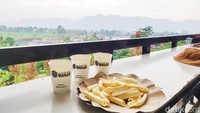 Yang tak kalah istimewa, masjid ini juga menyuguhkan minuman dan makanan ringan bagi jemaah yang datang. Minuman hangat atau dingin, siap menyambut jemaah yang datang ke masjid. Semua yang disajikan ini gratis. Foto: Devi Setya/detikcom
