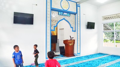 Potret Nyamannya Masjid Sejuta Pemuda, Ramah Musafir - Kucing