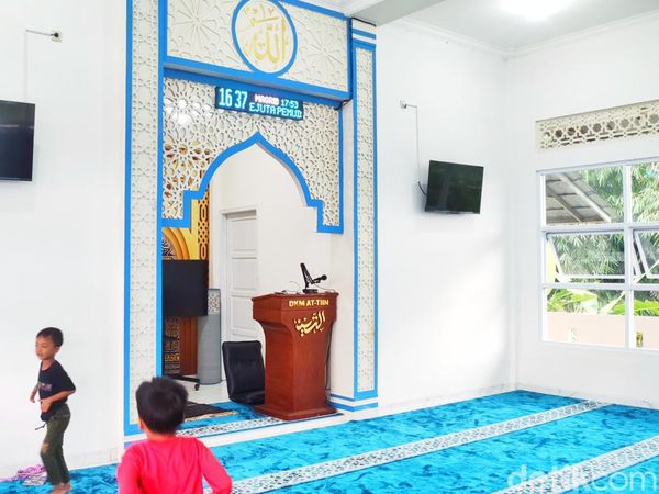 Potret Nyamannya Masjid Sejuta Pemuda, Ramah Musafir - Kucing