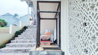 Untuk kebutuhan kucing-kucing ini, seperti makanannya, diperoleh dari sedekah. Untuk makanan ada yang ngirim. Kalau habis, ada lagi yang ngasih, begitu terus. Jadi bukan manusia doang yang ada rezekinya, kucing juga ada, ujar marbot yang bertanggung jawab mengurus kucing.Foto: Devi Setya/detikcom