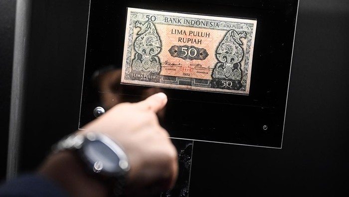 Melihat Budaya Timur Indonesia dalam Pecahan Rupiah dari Masa ke Masa Pengunjung melihat pameran Temporer D'Commentry bertajuk Rupiah Berkisah Tentang Timur di Museum Bank Indonesia, Jakarta, Jumat (12/7/2024). Pameran tersebut memamerkan keberagaman sejarah, budaya dan lanskap timur Indonesia yang terekam dalam pecahan rupiah dari masa ke masa. ANTARA FOTO/Rivan Awal Lingga/foc.