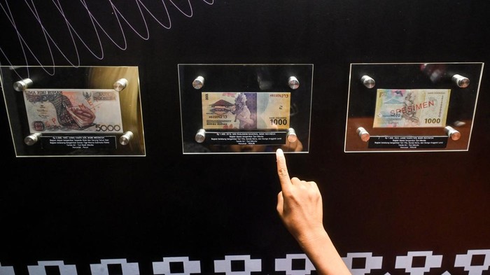 Pengunjung melihat pameran Temporer D'Commentry bertajuk Rupiah Berkisah Tentang Timur di Museum Bank Indonesia, Jakarta, Jumat (12/7/2024). Pameran tersebut memamerkan keberagaman sejarah, budaya dan lanskap timur Indonesia yang terekam dalam pecahan rupiah dari masa ke masa. ANTARA FOTO/Rivan Awal Lingga/foc.