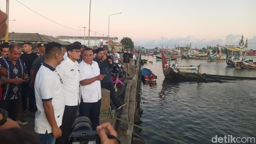 Menparekraf, Sandiaga Salahuddin Uno, meninjau aktivitas perikanan di Pelabuhan Perikanan Nusantara (PPN) Pengambengan, Kecamatan Negara, Jembrana, Bali, Sabtu (13/7/2024). (I Putu Adi Budiastrawan/detikBali)