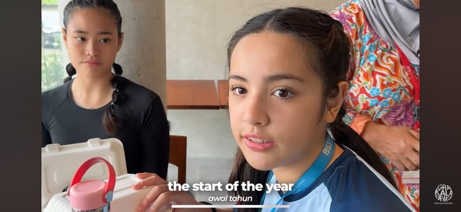 Dengan rambut dikepang dua dan mengenakan riasan tipis, seperti, maskara untuk bulu matanya, Mikhayla tampil cantik menawan. Dalam vlog di akun YouTube sang bunda, Nia, Mikha mengaku sudah latihan sejak awal tahun untuk mempersiapkan lomba tersebut. Foto: YouTube/Nia Ramadhani Bakrie