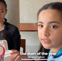 Dengan rambut dikepang dua dan mengenakan riasan tipis, seperti, maskara untuk bulu matanya, Mikhayla tampil cantik menawan. Dalam vlog di akun YouTube sang bunda, Nia, Mikha mengaku sudah latihan sejak awal tahun untuk mempersiapkan lomba tersebut. Foto: YouTube/Nia Ramadhani Bakrie