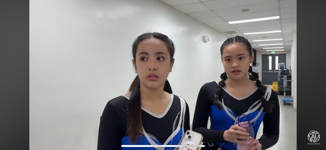 Mikha bersama temannya pun terlihat berganti pakaian mengenakan seragam gymnastic untuk berlomba. Ia mengaku merasa deg-degan menjelang sesi perlombaan tersebut. Foto: YouTube/Nia Ramadhani Bakrie