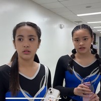 Mikha bersama temannya pun terlihat berganti pakaian mengenakan seragam gymnastic untuk berlomba. Ia mengaku merasa deg-degan menjelang sesi perlombaan tersebut. Foto: YouTube/Nia Ramadhani Bakrie