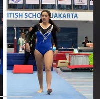 Mikha pun tampil menunjukkan bakatnya. Meski kedua orangtuanya, Nia dan Ardi tak melihat perlombaan Mikha, namun kedua adinya, Mainaka dan Magika tetap hadir untuk memberi semangat bagi sang kakak. Foto: YouTube/Nia Ramadhani Bakrie