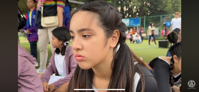 Setelah perlombaan Mikha pun sempat terlihat sedih karena merasa masih kurang. Ia menunjukkan nilai yang diperolehnya. Diantara nilai 9, ada 1 nilai 8 yang diperoleh Mikha. Foto: YouTube/Nia Ramadhani Bakrie