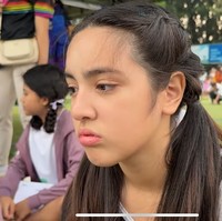 Setelah perlombaan Mikha pun sempat terlihat sedih karena merasa masih kurang. Ia menunjukkan nilai yang diperolehnya. Diantara nilai 9, ada 1 nilai 8 yang diperoleh Mikha. Foto: YouTube/Nia Ramadhani Bakrie