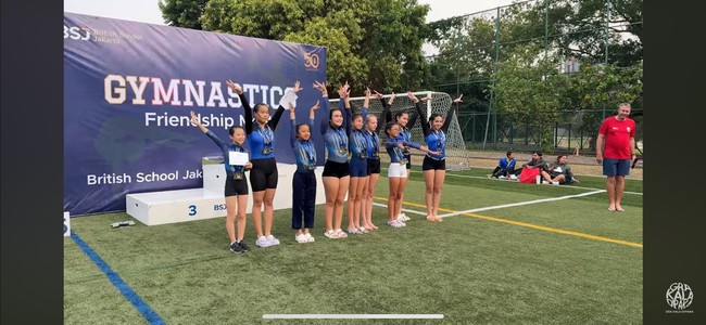 Potret Mikha bersama teman-temannya saat memperoleh medali. Meski sempat bersedih karena merasa tampil kurang bagus, namun akhirnya Mikha pun memamerkan senyum manisnya. Foto: YouTube/Nia Ramadhani Bakrie