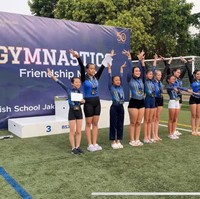 Potret Mikha bersama teman-temannya saat memperoleh medali. Meski sempat bersedih karena merasa tampil kurang bagus, namun akhirnya Mikha pun memamerkan senyum manisnya. Foto: YouTube/Nia Ramadhani Bakrie