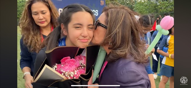 Istri Aburizal Bakrie sekaligus nenek Mikhayla, Tatty Murnitriati, juga tampak hadir dan memberikan buket bunga untuk Mikha. Foto: YouTube/Nia Ramadhani Bakrie