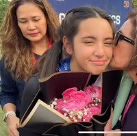 Istri Aburizal Bakrie sekaligus nenek Mikhayla, Tatty Murnitriati, juga tampak hadir dan memberikan buket bunga untuk Mikha. Foto: YouTube/Nia Ramadhani Bakrie