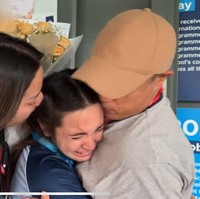 Setelah pulang Mikhayla mendapat kejutan dari kedua orangtuanya. Nia dan Ardi yang sebelumnya dikira berhalangan hadir tiba-tiba datang untuk menjemput Mikha. Mikha pun terlihat langsung memeluk Ardi sambil menangis. Foto: YouTube/Nia Ramadhani Bakrie