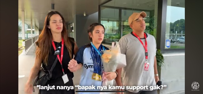 Mikhayla mengakui jika dirinya merasa sedih karena kedua orangtuanya tak bisa melihat langsung perlombaan tersebut. Ardi dan Nia pun sempat meminta maaf karena berhalangan hadir di perlombaan putri tercintanya itu. Foto: YouTube/Nia Ramadhani Bakrie