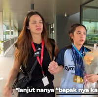 Mikhayla mengakui jika dirinya merasa sedih karena kedua orangtuanya tak bisa melihat langsung perlombaan tersebut. Ardi dan Nia pun sempat meminta maaf karena berhalangan hadir di perlombaan putri tercintanya itu. Foto: YouTube/Nia Ramadhani Bakrie