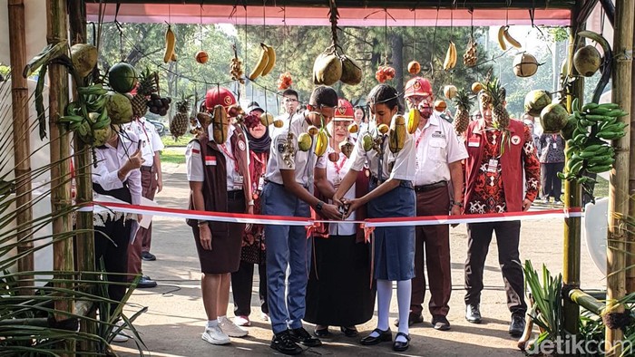 Momen 76 Calon Paskibraka Jalani Tantingan di Cibubur Sebanyak 76 calon pasukan pengibar bendera pusaka (paskibraka) 2024 siap menjalani latihan penuh di Wiladatika, Cibubur, Depok. Mereka disambut dalam sebuah tradisi Tantingan pagi ini, Sabtu (13/7/2024).