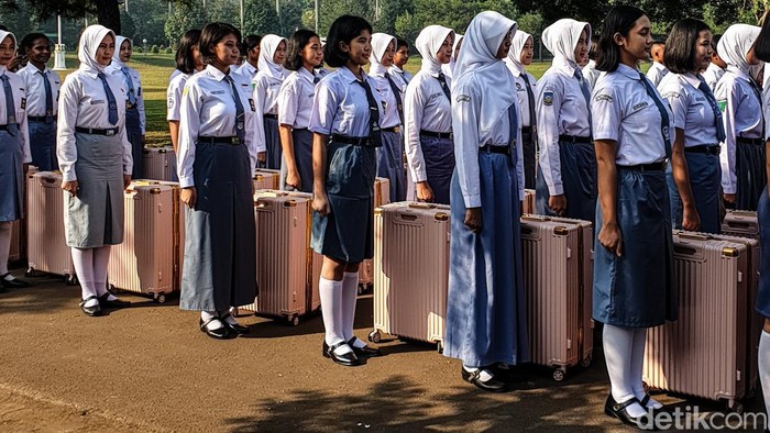 Sebanyak 76 calon pasukan pengibar bendera pusaka (paskibraka) 2024 siap menjalani latihan penuh di Wiladatika, Cibubur, Depok. Mereka disambut dalam sebuah tradisi Tantingan pagi ini, Sabtu (13/7/2024).