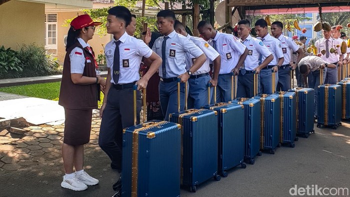 Sebanyak 76 calon pasukan pengibar bendera pusaka (paskibraka) 2024 siap menjalani latihan penuh di Wiladatika, Cibubur, Depok. Mereka disambut dalam sebuah tradisi Tantingan pagi ini, Sabtu (13/7/2024).