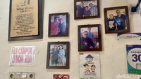 Ada banyak artis ternama yang sudah jadi pelanggan Mie Senjaya sejak dulu. Mulai dari Uya Kuya, Cing Abdel hingga Cak Lontong. Foto: detikFood