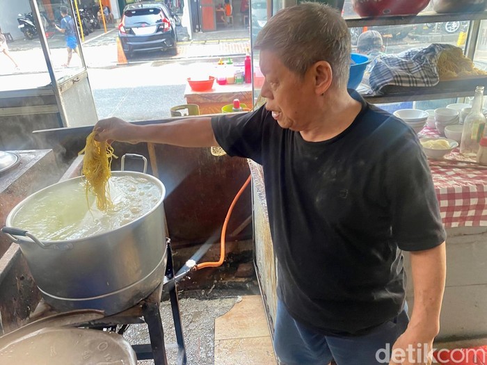 Nostalgia di Kedai Mie 43 Tahun, Ada Kwetiau dan Mie Goreng Jumbo Nostalgia di Kedai Mie 43 Tahun, Ada Kwetiau dan Mie Goreng Jumbo