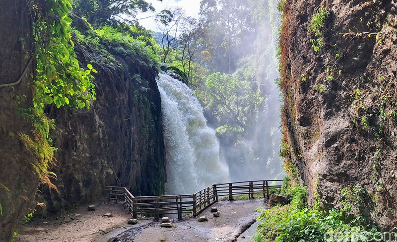 obyek wisata air terjun asam Blawan