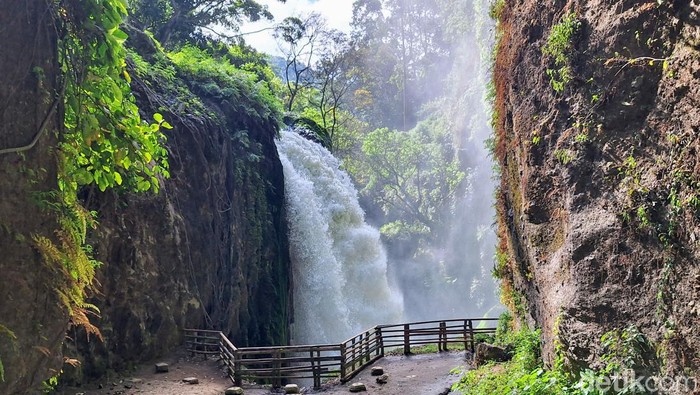 obyek wisata air terjun asam Blawan