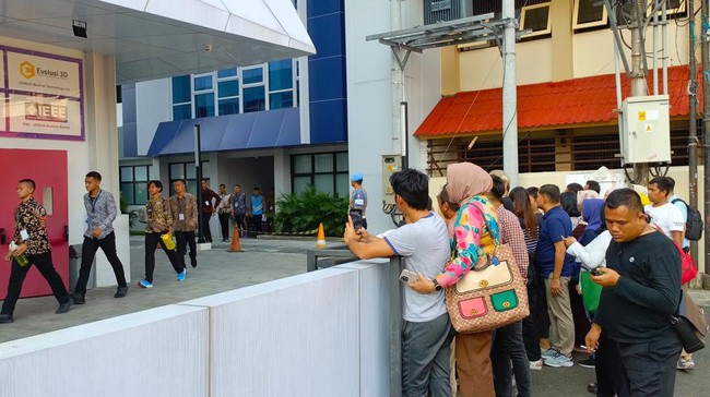 Orang tua para catar Akpol mendatangi gedung D Kampus Udinus Semarang, Jateng, tempat gladibersih tes akademik dan asesmen mental ideologi seleksi taruna Akpol. (dok istimewa).