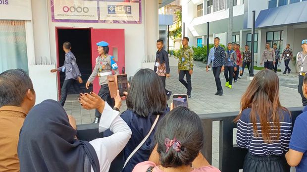 Orang tua para catar Akpol mendatangi gedung D Kampus Udinus Semarang, Jateng, tempat gladibersih tes akademik dan asesmen mental ideologi seleksi taruna Akpol. (dok istimewa).