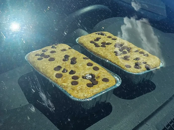 Panggang Banana Bread dalam Mobil di Tengah Suhu 99 Celsius, Ini Hasilnya!