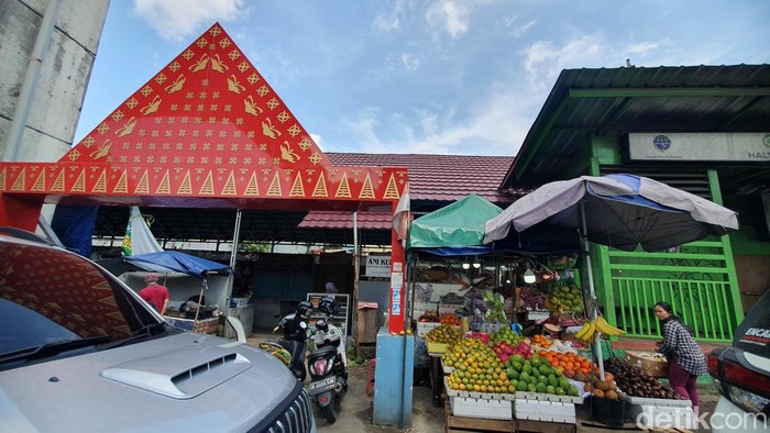 Gerbang depan Pasar Cinde Palembang.