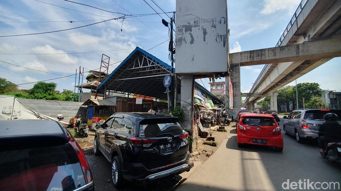 Pasar Cinde yang kini hanya berbentuk atap rangka baja.