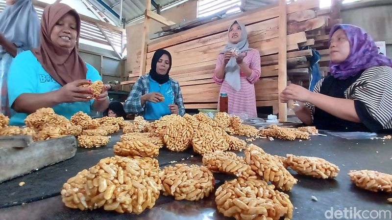 Pekerja pabrik tengteng di Tasikmalaya tengah tekun bekerja.