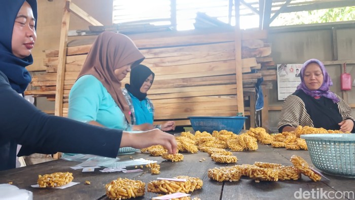 Pekerja pabrik tengteng di Tasikmalaya tengah tekun bekerja.