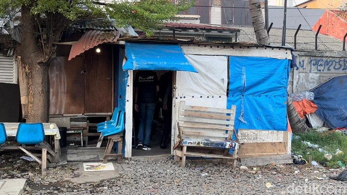 Penampakan bedeng apotek narkoba di Kampung Bahari, Jakarta Utara yang digerebek polisi pada Sabtu (13/7/2024).