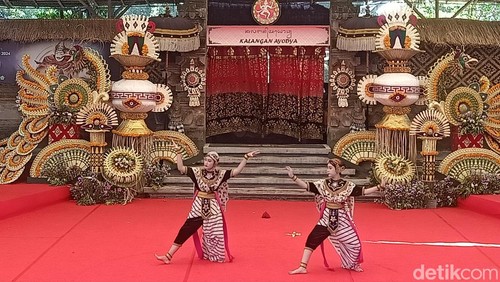 Penampilan Tari Topeng Kelana dan Samba Khas Cirebon, Jabar, di Kalangan Ayodya, Art Center, Denpasar, Bali, Sabtu (13/7/2024). (Ni Made Lastri Karsiani Putri/detikBali)