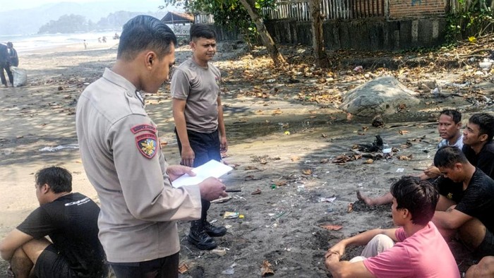 Pencarian korban hilang di laut Sukabumi.