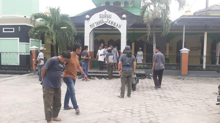Pencuri kotak amal masjid ketika dibawa polisi ke TKP.